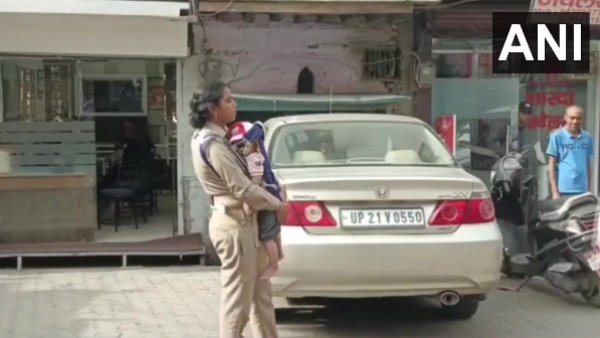 तपती धूम में बच्चे को लिए ड्यूटी करती दिखीं सिपाही सोनियां