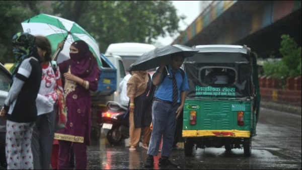 बारिश की वजह से दिल्ली में हवाई यातायात भी प्रभावित