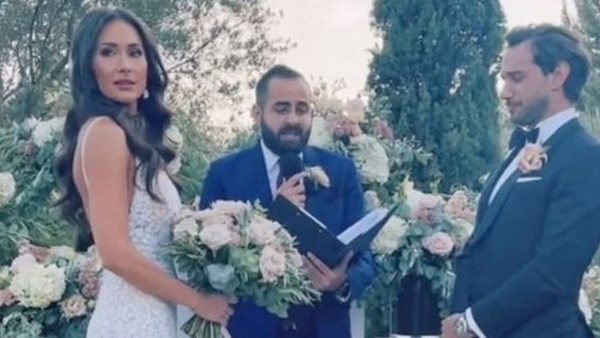 गलियारे में हुआ एहसास