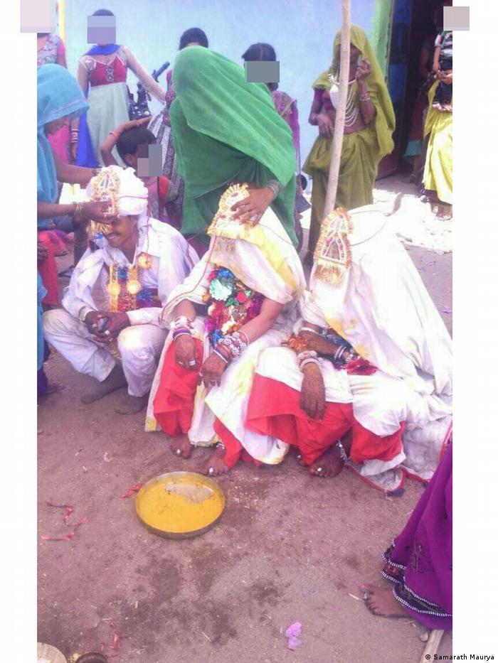 फेरों के कार्यक्रम में समरथ और उनकी पत्नियां.