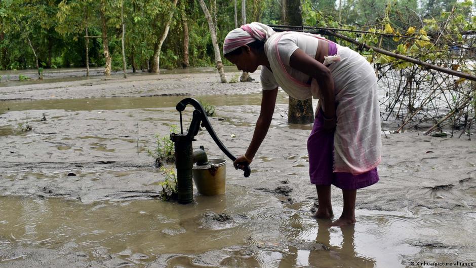 कहीं बाढ़ के कारण फसलें बर्बाद हो रही हैं तो कहीं सूखे की वजह से