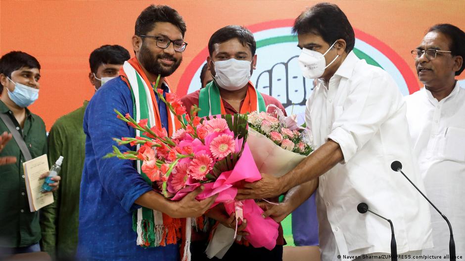 जिग्नेश मेवानी को ट्विटर पर प्रधानमंत्री की आलोचना करने के लिए गिरफ्तार किया गया जिग्नेश मेवानी को ट्विटर पर प्रधानमंत्री की आलोचना करने के लिए गिरफ्तार किया गया