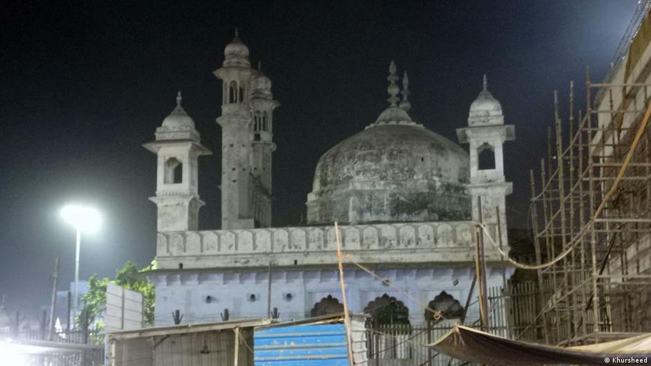 कोर्ट के आदेश पर उस जगह को सील कर दिया गया है जहां शिवलिंग मिलने का दावा किया गया है