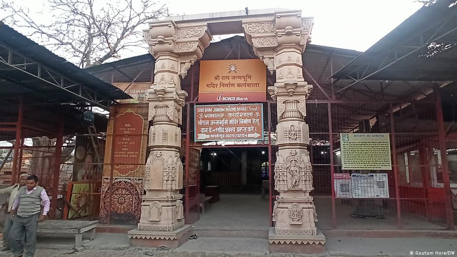 अयोध्या में मंदिर बनाया जा रहा है