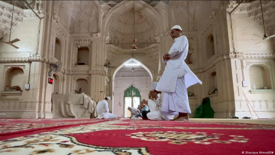 मस्जिद के नीचे मंदिर होने के दावे किये जा रहे हैं