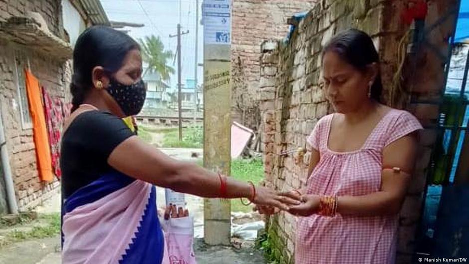 गांव की औरतों और बच्चों का सेहत ठीक रखने में बड़ी भूमिका निभा रही हैं आशा गांव की औरतों और बच्चों का सेहत ठीक रखने में बड़ी भूमिका निभा रही हैं आशा