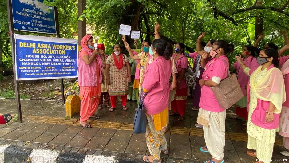 दिल्ली में मानदेय बढ़ाने के लिए प्रदर्शन करतीं आशा दिल्ली में मानदेय बढ़ाने के लिए प्रदर्शन करतीं आशा