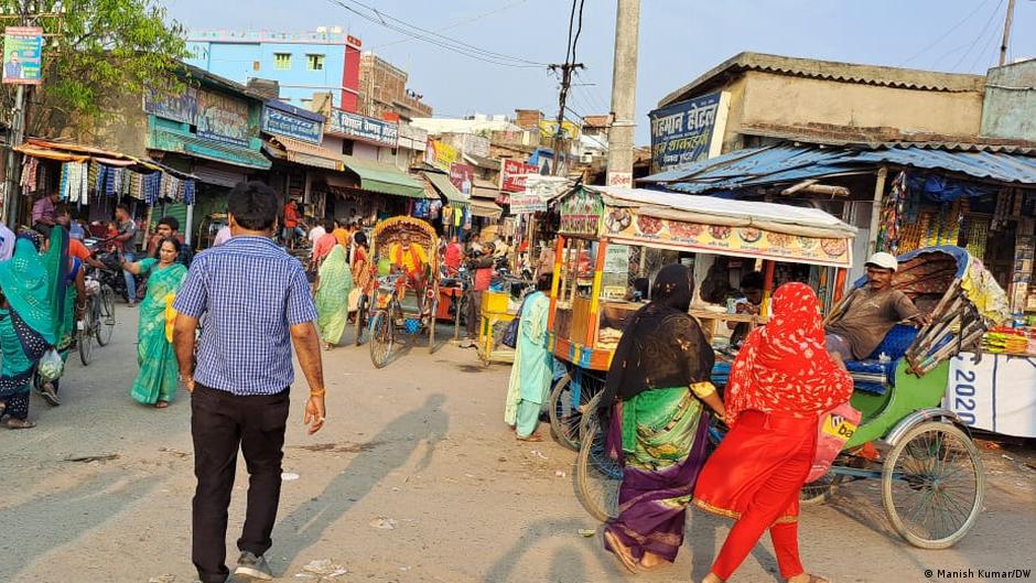सीमावर्ती इलाकों में भारत आ कर खरीदारी कर रहे हैं नेपाल के लोग