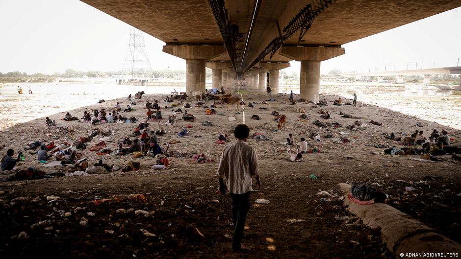 गर्मी से बचने के लिए लोगों को साया चाहिए और इस कोशिश में वो खतरनाक जगहों तक पहुंच रहे हैं