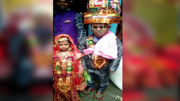दूल्हा और दुल्हन को देखने के लिए उमड़ी भीड़
