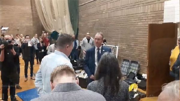  क्रिकेट मैच की तरह उछाला गया सिक्का