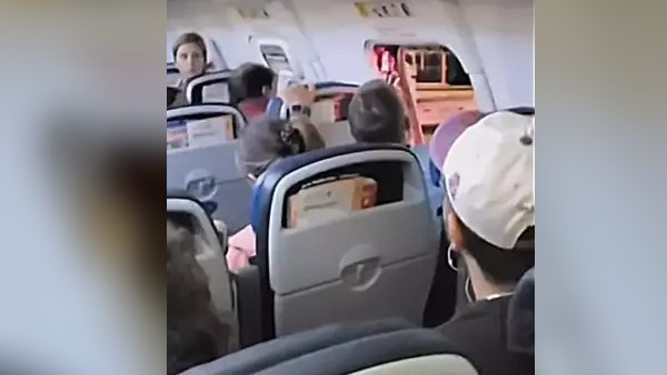 ग्राउंड क्रू ने शख्स को पकड़ा