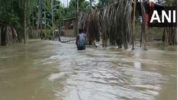 खतरे के निशान से ऊपर बह रही है ब्रह्मपुत्र, अब तक 7 की मौत खतरे के निशान से ऊपर बह रही है ब्रह्मपुत्र, अब तक 7 की मौत