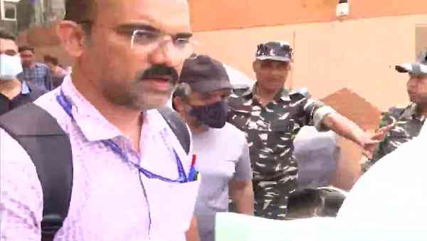 सलीम फ्रूट कौन है ?