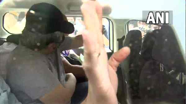 जबरन उगाही के मामले में कई बार जेल जा चुका है फ्रूट