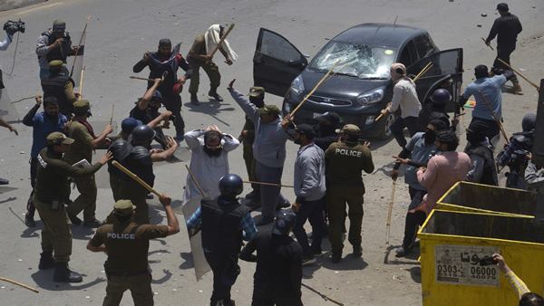 फ्रेश इलेक्शन की मांग कर रहे हैं इमरान खान