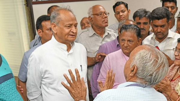 Rajasthan: गहलोत सरकार का बड़ा फैसला, तबादलों पर लगी रोक हटी, जल्द लागू होगी नई तबादला नीति Rajasthan: गहलोत सरकार का बड़ा फैसला, तबादलों पर लगी रोक हटी, जल्द लागू होगी नई तबादला नीति