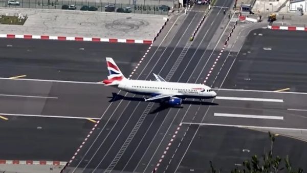 9. जिब्राल्टर हवाई अड्डा