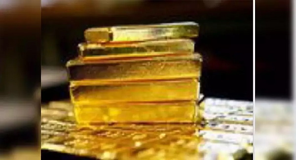 A Man caught with gold at amritsar airport of punjab, Hiding under the shoes, came from dubai