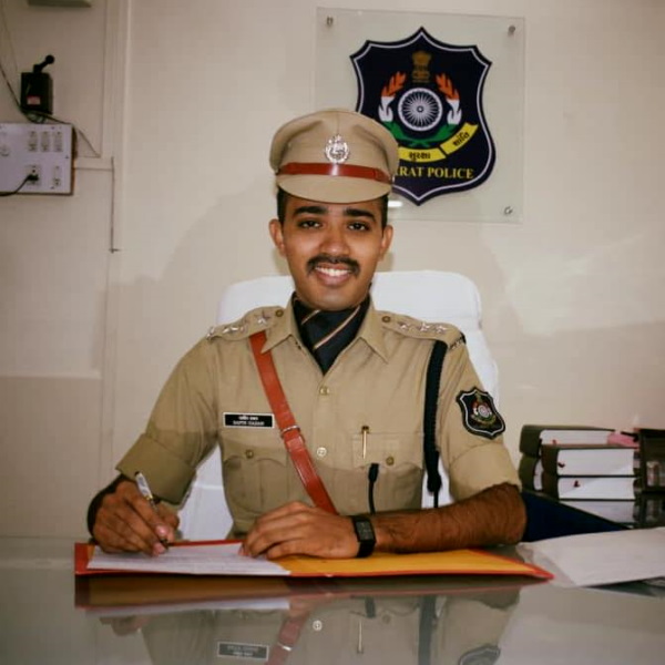 1. हसन सफीन आईपीएस गुजरात ( Hasan safin ASP Bhavnagar Police) 1. हसन सफीन आईपीएस गुजरात ( Hasan safin ASP Bhavnagar Police)