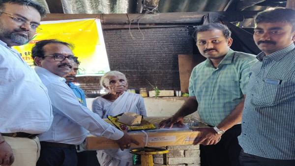 इडली अम्मा को मिला एलपीजी स्टोव