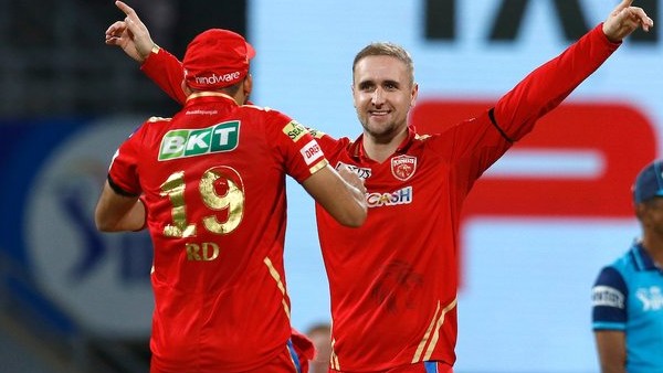 लिविंगस्टोन ने बीच के ओवर्स में पलटा मैच