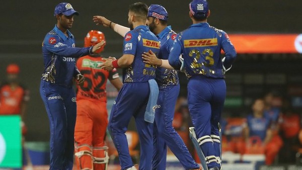 17वें ओवर में गेंदबाजों ने कराई वापसी