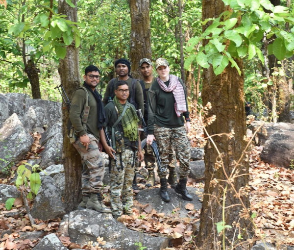  अपनी टीम के साथ कई जंगलों दिखाई दीं