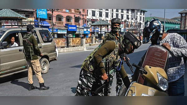 Mehbooba Mufti claims ‘house arrest’, while Kashmiri Pandits protest budgam srinagar Mehbooba Mufti claims ‘house arrest’, while Kashmiri Pandits protest budgam srinagar