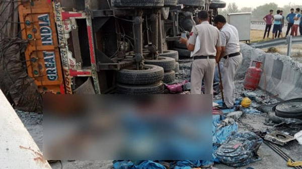 Haryana Jhajjar: a Truck runs over sleeping workers on the Kundli-Manesar-Palwal (KMP) Expressway, 3 lost lives Haryana Jhajjar: a Truck runs over sleeping workers on the Kundli-Manesar-Palwal (KMP) Expressway, 3 lost lives