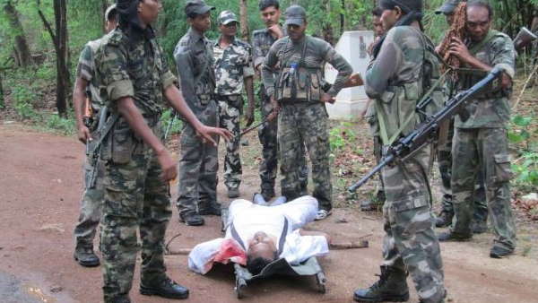 डेढ़ घंटे तक नक्सलियों ने की थी गाड़ियों पर फायरिंग डेढ़ घंटे तक नक्सलियों ने की थी गाड़ियों पर फायरिंग