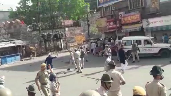 दोनों तरफ से पथराव होने लगा
