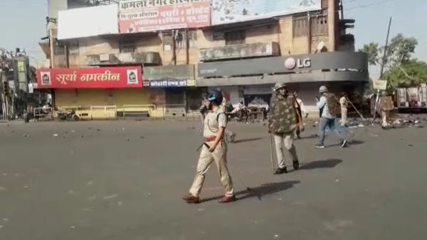 दोनों पक्ष आमने-सामने आ गए