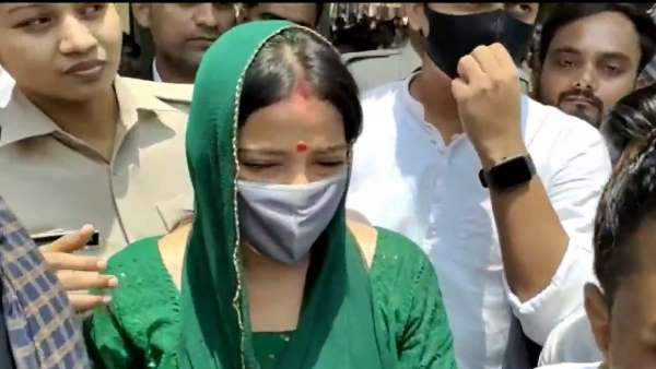 सिंदूर लगाकर कोर्ट पहुंची ज्योति सिंह सिंदूर लगाकर कोर्ट पहुंची ज्योति सिंह