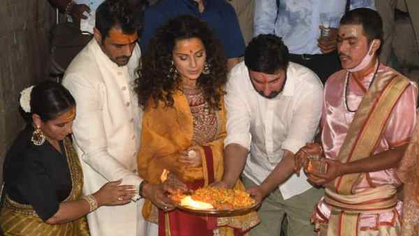 धाकड़ फिल्म की टीम के साथ काशी पहुंची कंगना रनौत