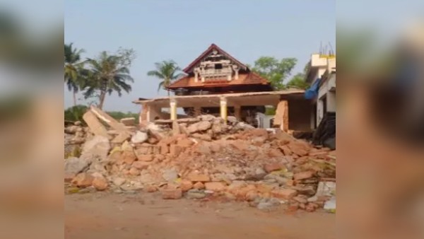 मस्जिद में चल रहा मरम्मत का काम