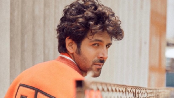 लोगों के बीच जमकर थिरके 