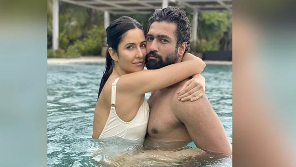 कैटरीना ने विक्की के साथ पूल की तस्वीर की शेयर