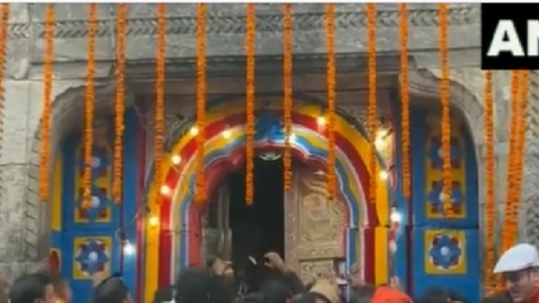  मंदिर को 15 क्विंटल फूलों से सजाया गया 