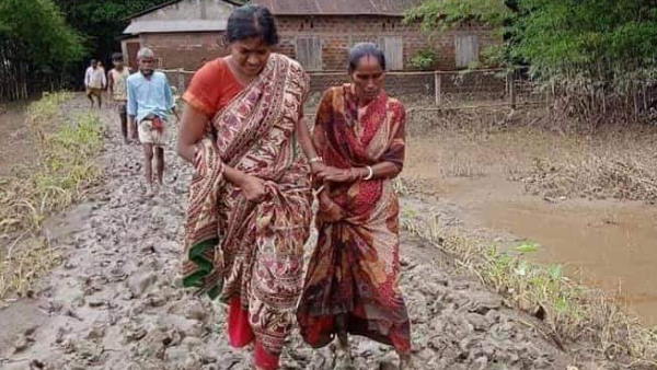 सोशल मीडिया पर वायरल हुई महिला अधिकारी की तस्वीरें