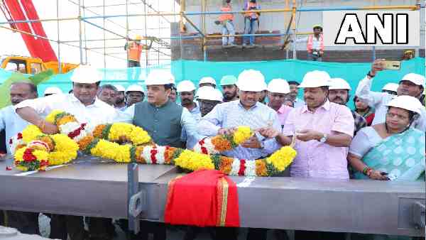 केम्पेगौड़ा की प्रतिमा के लिए मंगवाई गई 4,000 किलो की तलवार केम्पेगौड़ा की प्रतिमा के लिए मंगवाई गई 4,000 किलो की तलवार