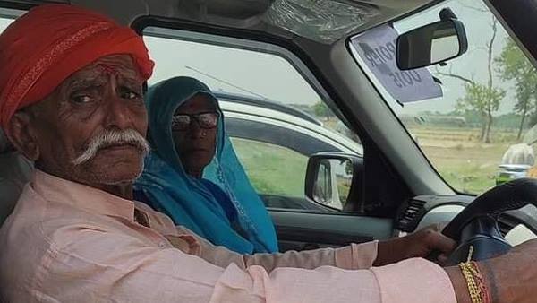 गिफ्त मिलने के बाद देखने लायक है माई और बाबूजी का अंदाज
