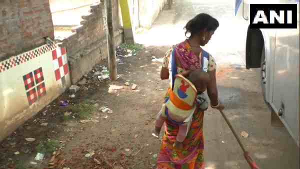 काम की जिम्मेदारी और मां का फर्ज एकसाथ निभा रहे हैं लक्ष्मी