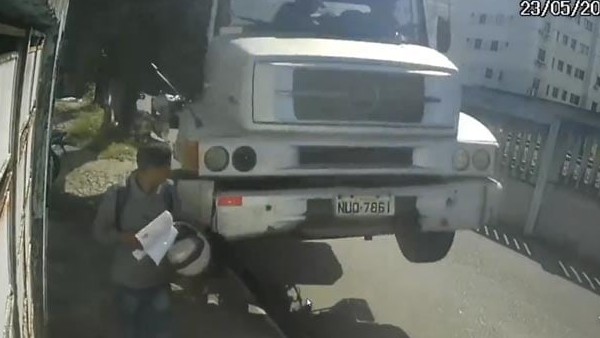 सांसें रोक देने वाले हादसे का वीडियो वायरल