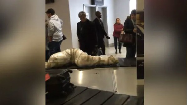 एयरोर्ट पर पहुंची लाश!