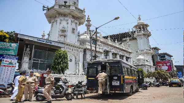 उद्धव सरकार की मंशा पर विरोधी उठा रहे हैं सवाल