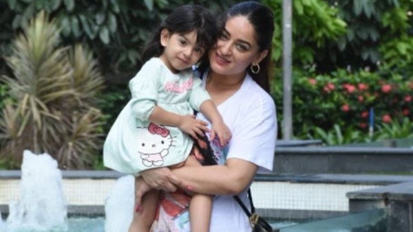 बेटी तारा के साथ कार में थी सवार