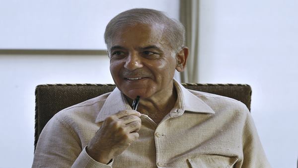 पाक पीएम शहबाज शरीफ ने कहा, मैं मजनूं हूं..