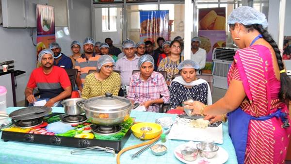 कई स्वादिष्ट व्यंजनों में मिलाते हैं बाजरा