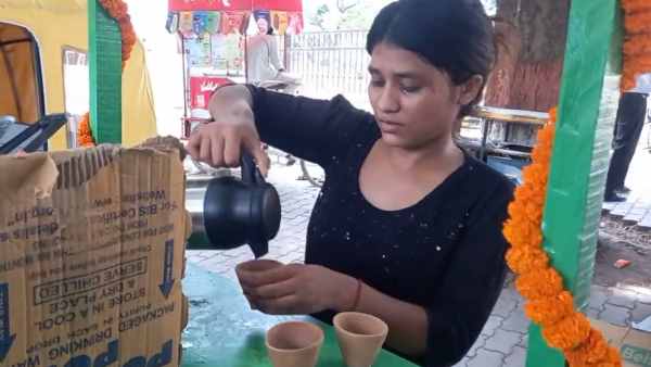 बेरोजगार की दौर में खोला टी स्टॉल